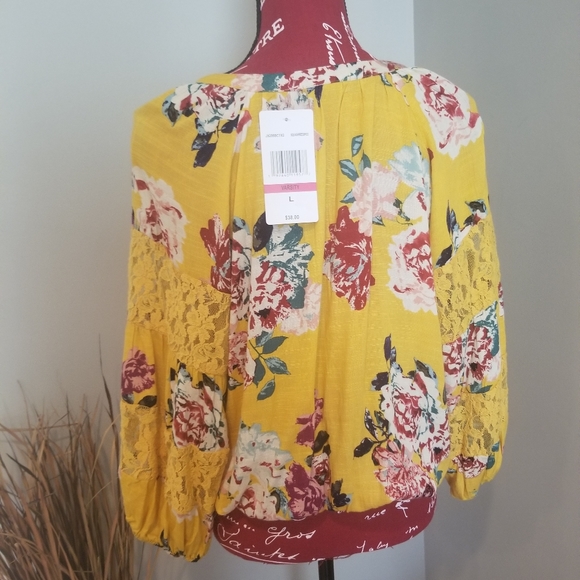 Eyeshadow Long sleeve top. - Picture 6 of 6